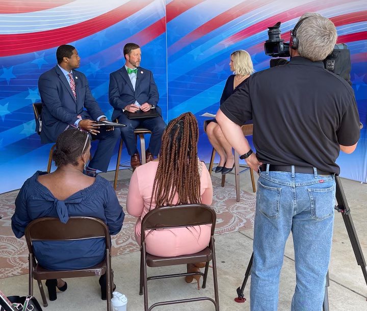 Hall4Mayor502's tweet photo. What an honor it was to meet with the wonderful women, Dr. Samiyyah Sledge &amp; Monica A Flowers, of @AKAEtaOmega and Women’s League of Voters today. Special thank you for hosting a candidate forum that will be airing tomorrow night on @WLKY at 7-8 pm. https://t.co/s1QqNKWm18