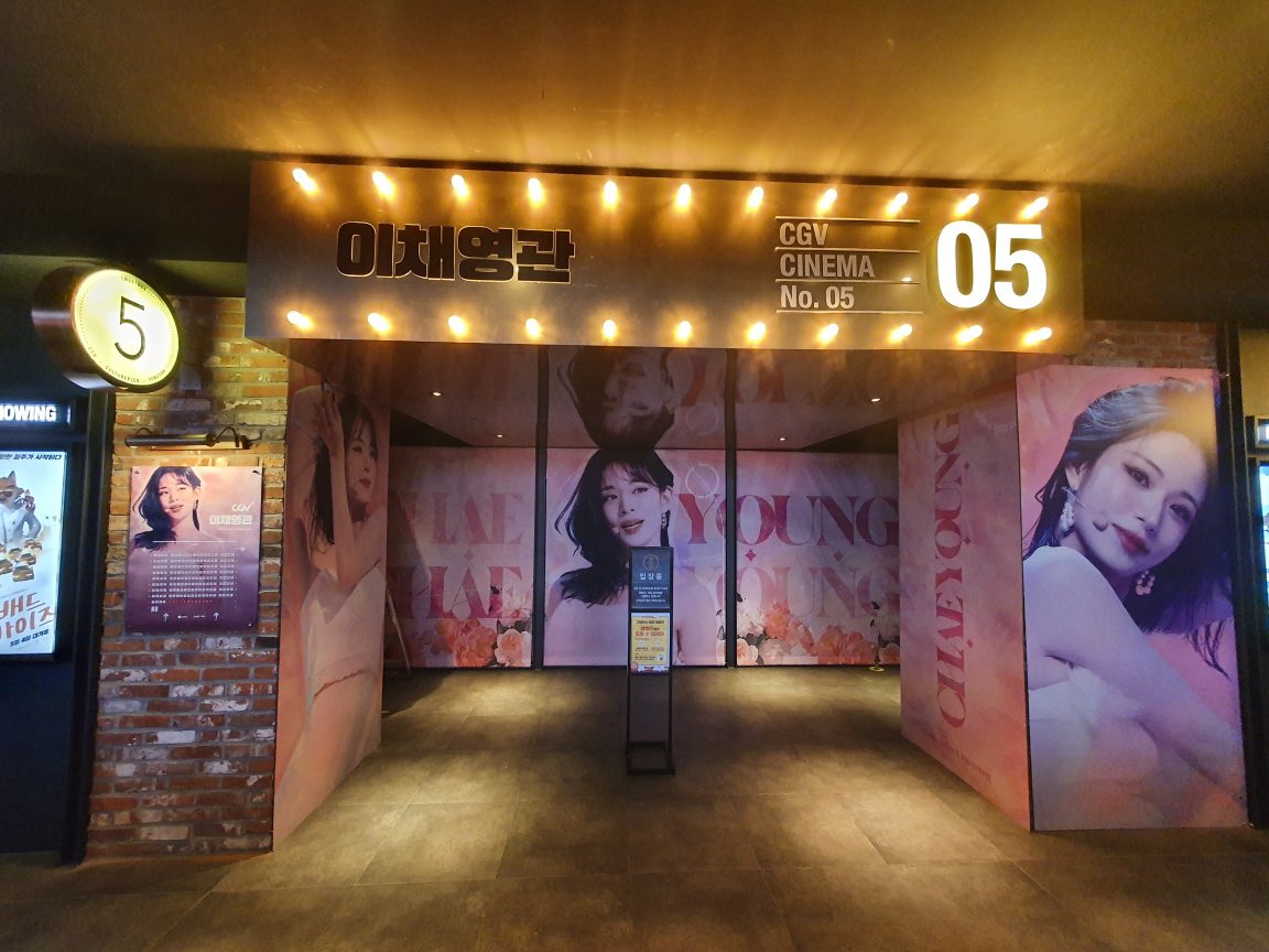 ChaengClosed's tweet photo. ❣️이채영관 랩핑광고 실사❣️

현재 CGV 용산 아이파크몰점  
5관이 꾸며져 있습니다!
생일 당일 채영시에는 신비한 동물사전
영화가 상영될 예정입니다
많이 방문해 주셔서 채영이의 생일을
함께 축하해주세요!

🗓 22.05.10 ~ 22.05.16 https://t.co/Ca9UHR6xzq