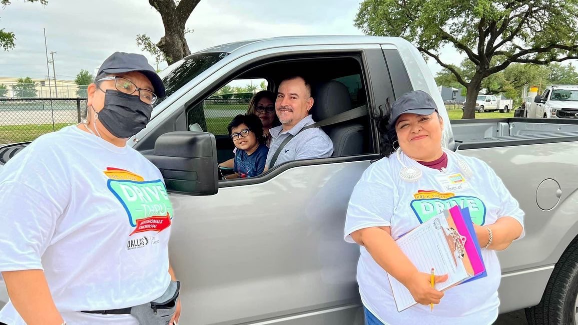 informatedfw's tweet photo. ¡Regresan los eventos de inscripción para prekínder! 🚙🍎 #DallasISDSocio

Llene las inscripciones para el próximo año escolar de sus hijos desde la comodidad de su auto. 
 
Para más info, visite https://t.co/ShGxReWEbT.

En asociación con @DISDespanol @dallasschools 
#Dallas https://t.co/qhnPNQsOjI