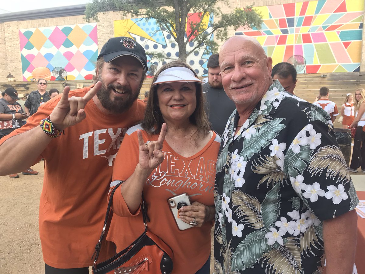 ChrisDuel's tweet photo. Lots of @ticket760 @1200WOAI and @am1300thezone listeners at the #TexasFightTour #HookEm @TheOriginalRoc3 https://t.co/LGCIkppO3w