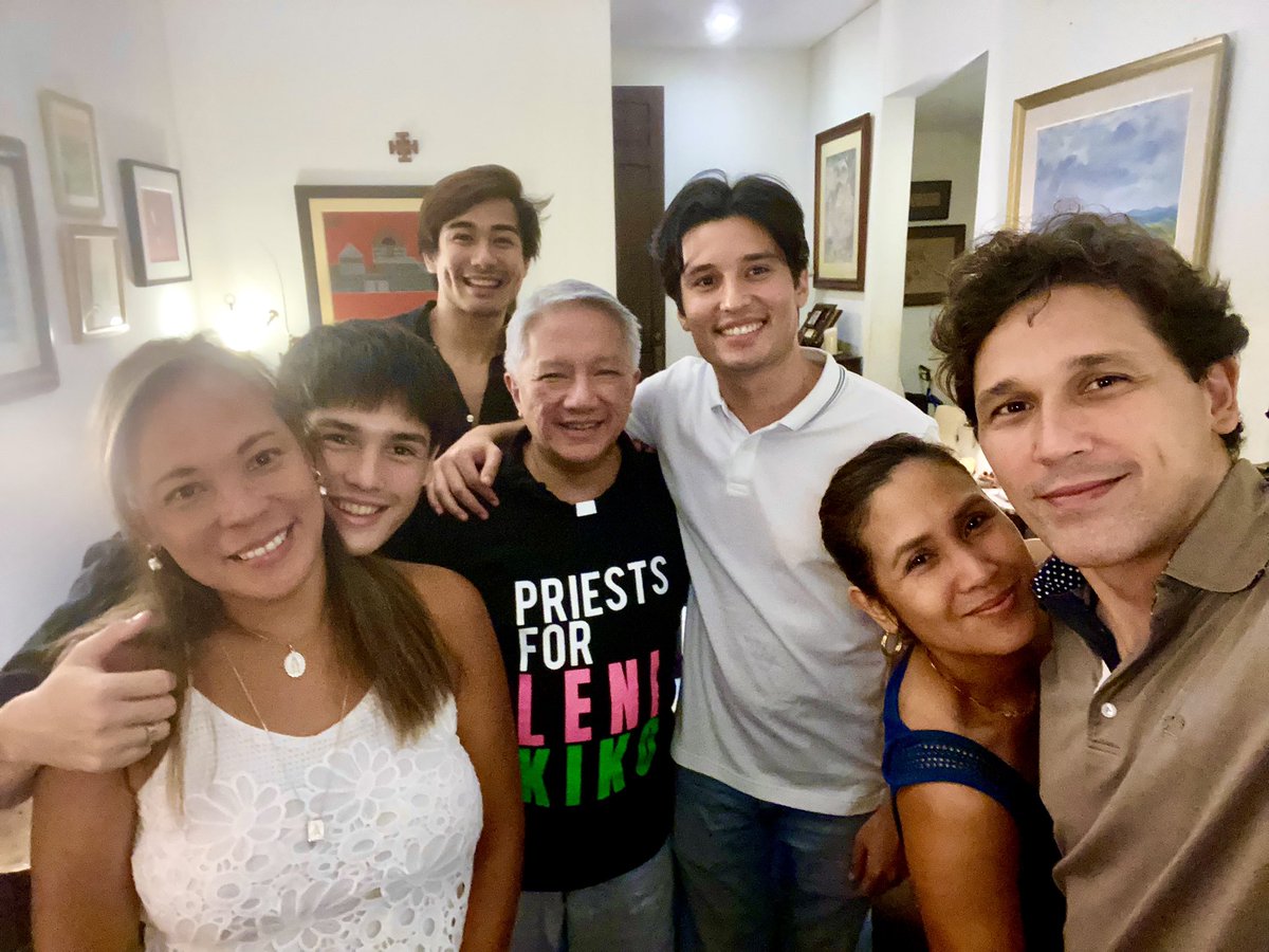 queenb0808's tweet photo. Bahay ni Father 😂 #confessionroom @kobierbrown https://t.co/5MXDdxYn02