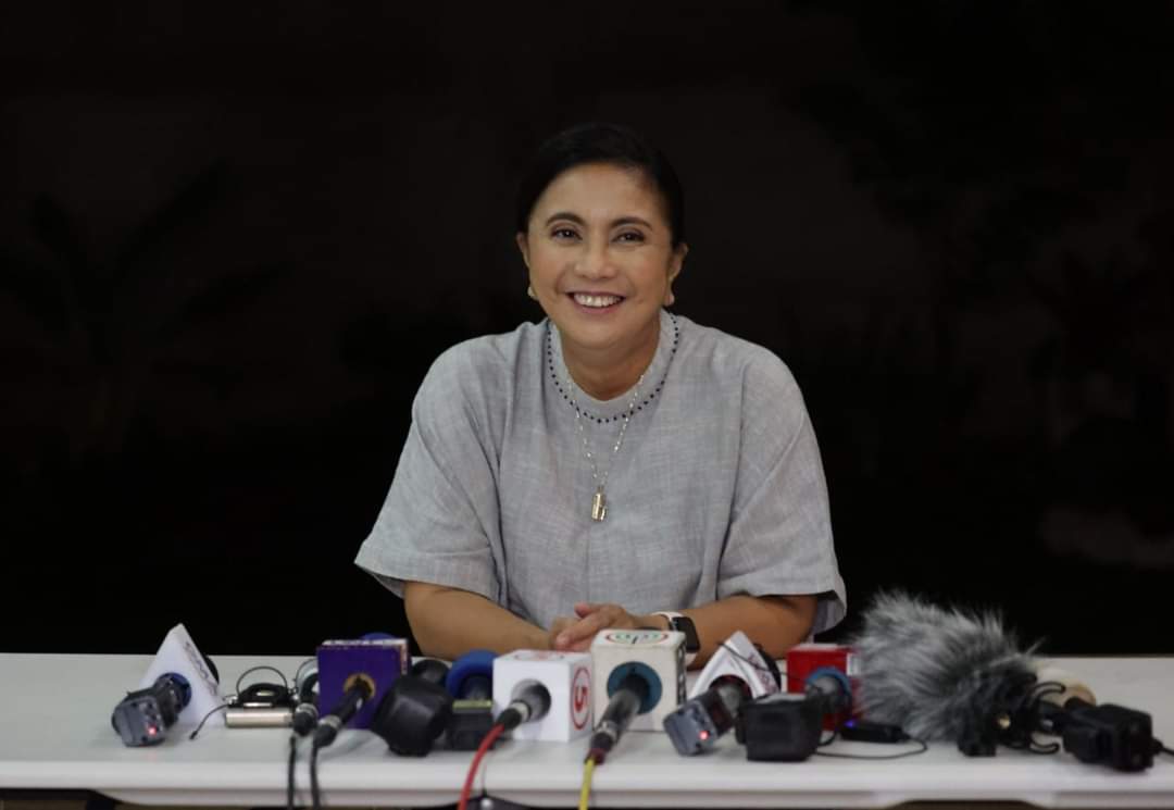 jeiinosaur's tweet photo. Isang mahigpit na yakap @lenirobredo Hindi dito nagtatapos ang ating laban. Nagsisimula palang tayo. #LabanLeni #Halalan2022 https://t.co/qMOgdlCtDG