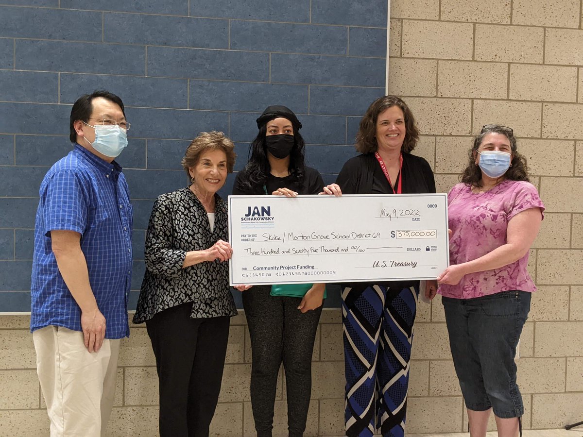 D69CommSchools's tweet image. It was an honor to welcome Representative Schakowsky today who secured $375K in #CommunityProjectFunding to improve outcomes for children &amp;amp; families focused on: 1) Health &amp;amp; wellness resources, 2) Technology, and 3) Out of school time offerings. @janschakowsky @SkokieSD69