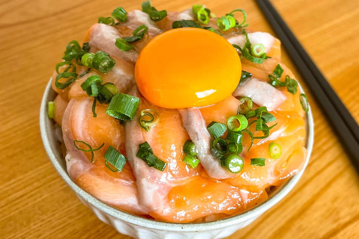 絶対に外れ無し！超簡単『サーモンのねぎ塩ユッケ丼』レシピ♪