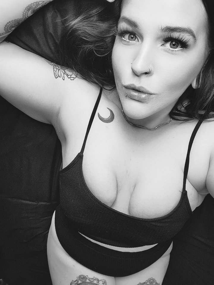 freyafelheart's tweet photo. Come lick my body from end to end 🥺

#curves #curvy #plussize #biggirl #chunky #milf #thick #bbw #natural #fyp #nsfwtwt #tease #onlyfans https://t.co/yAzPT9sW1N