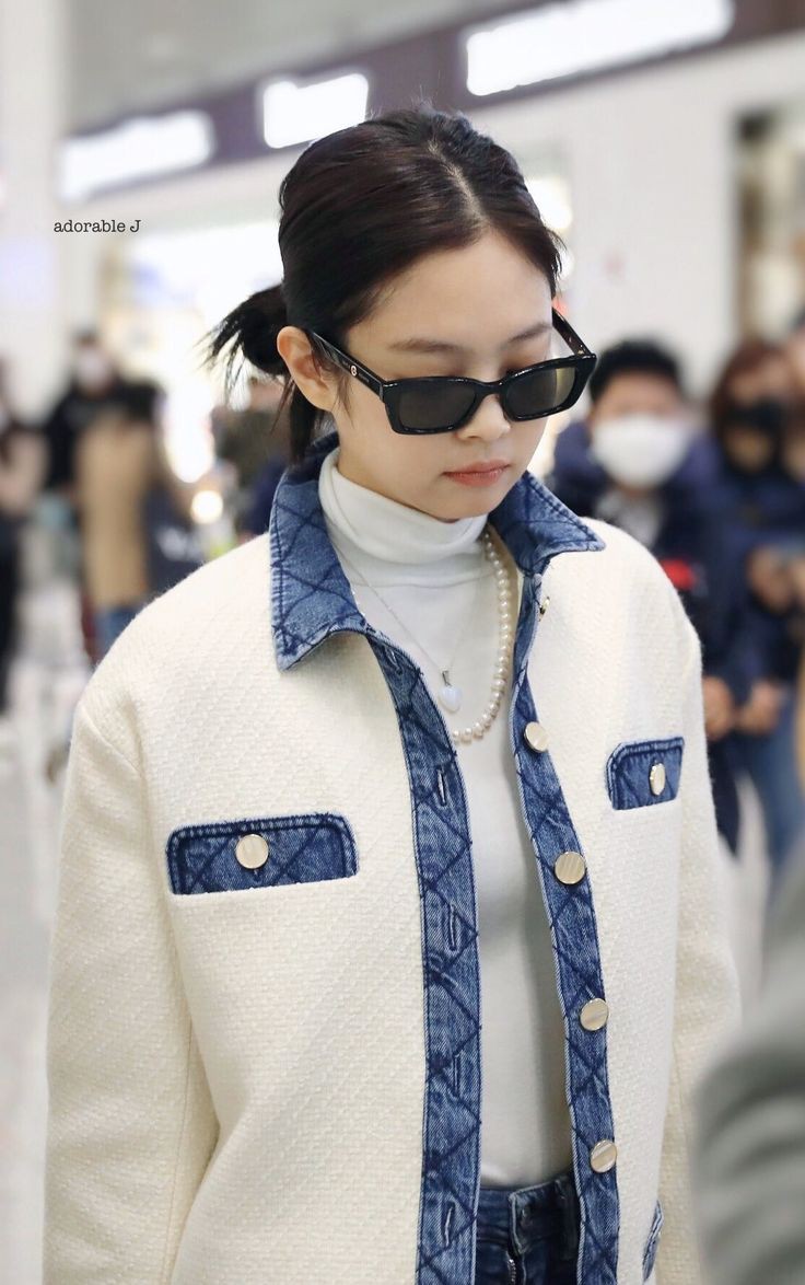 ⠀⠀
⠀⠀
⠀      ﹫⠀akrrdol posted a pic
⠀⠀    ⚘⠀1:10, 5.10.22
         ♡   airport 

         "otw to Paris with mama"