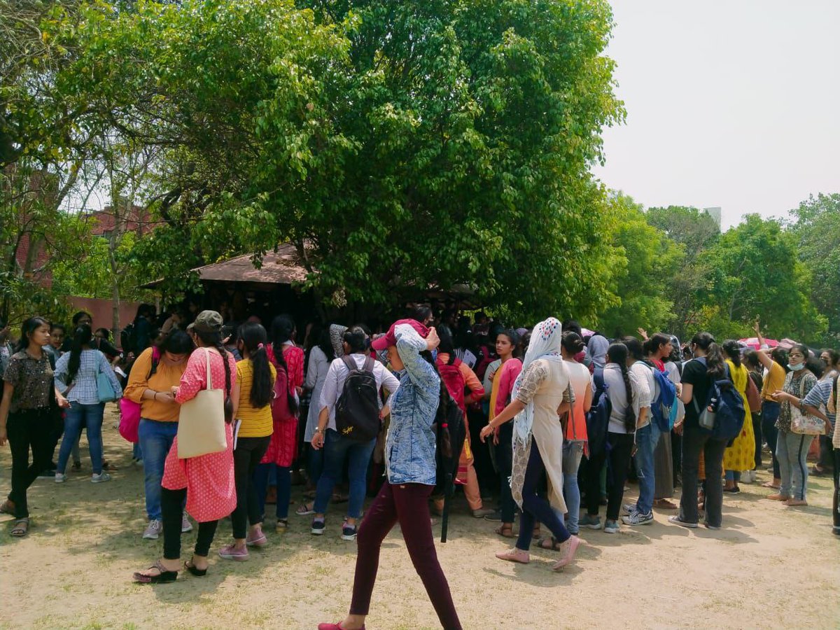 ThePradeepRawat's tweet photo. #DUStudentsWereDeniedOBE 

Another Student shares this video on condition of anonymity 🙏
Pictures speak louder than words ✅
@ArvindKejriwal 
@EduMinOfIndia 

Students were never scared of Exams!
They were apprehensions of Offline Exams!
Hope Authorities understand that now? https://t.co/oA7m8W0X8B