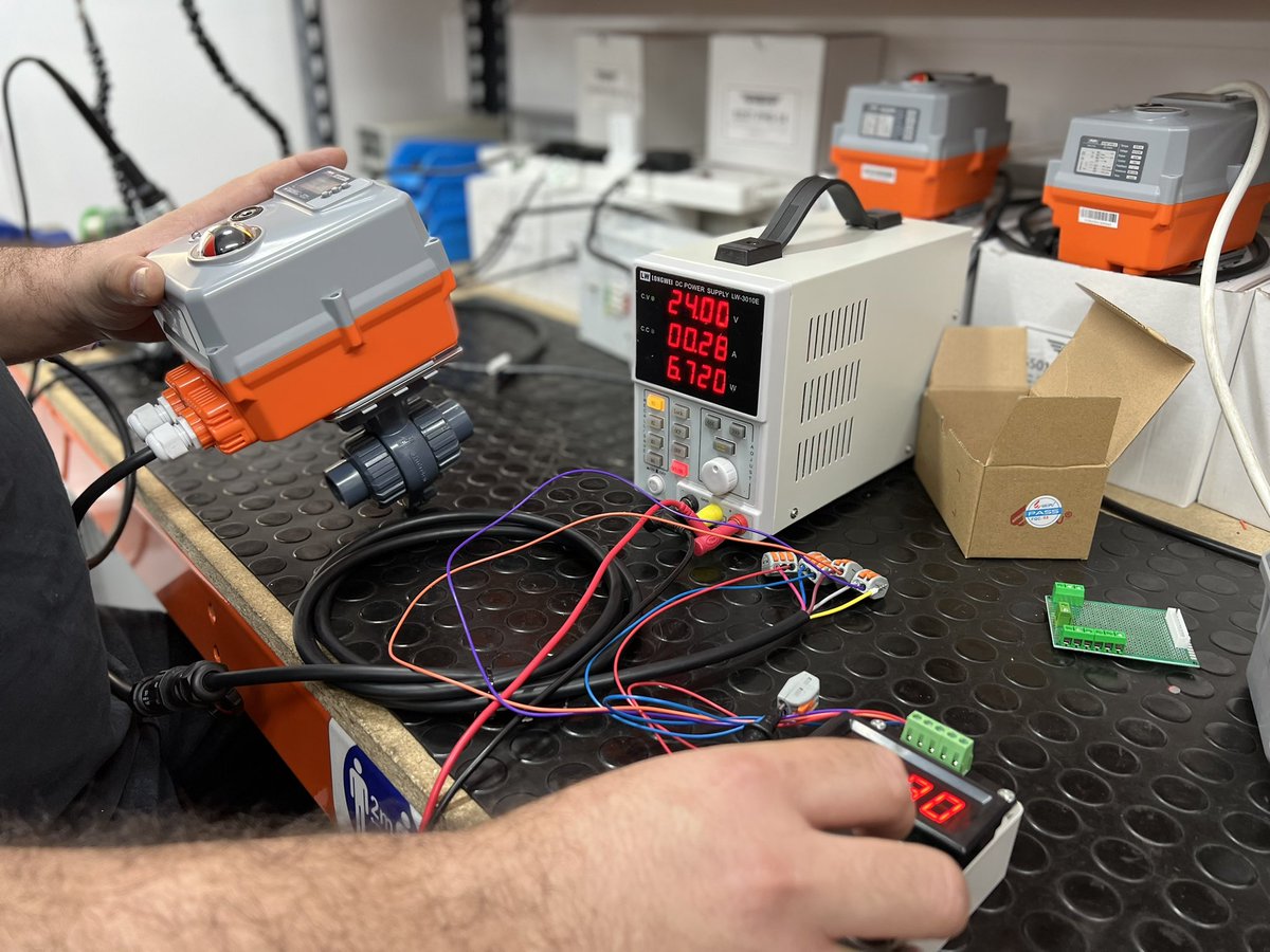 avactuators's tweet photo. Calibrated for Modulating input and output before shipping to the USA 🇺🇸 https://t.co/w2rpIXMqxw