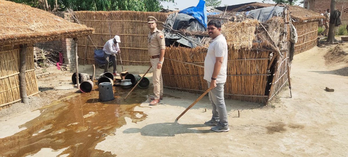 kushinagarpol's tweet photo. #SP_KSN @dhawalips के निर्देशन में आबकारी व थाना कसया की संयुक्त पुलिस टीम द्वारा कूड़वा दिलीप नगर राठौर टोला में दबिश के दौरान भारी मात्रा में लहन व अवैध कच्ची शराब बनाने के उपकरण किया गया नष्ट। #uppolice https://t.co/KZGJPrVStc