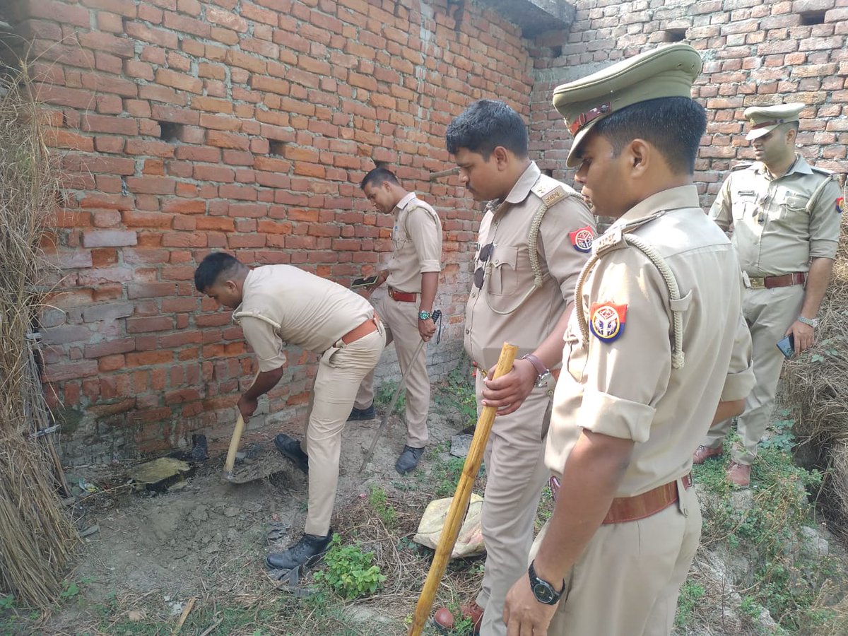 kushinagarpol's tweet photo. #SP_KSN @dhawalips के निर्देशन में आबकारी व थाना कसया की संयुक्त पुलिस टीम द्वारा कूड़वा दिलीप नगर राठौर टोला में दबिश के दौरान भारी मात्रा में लहन व अवैध कच्ची शराब बनाने के उपकरण किया गया नष्ट। #uppolice https://t.co/KZGJPrVStc
