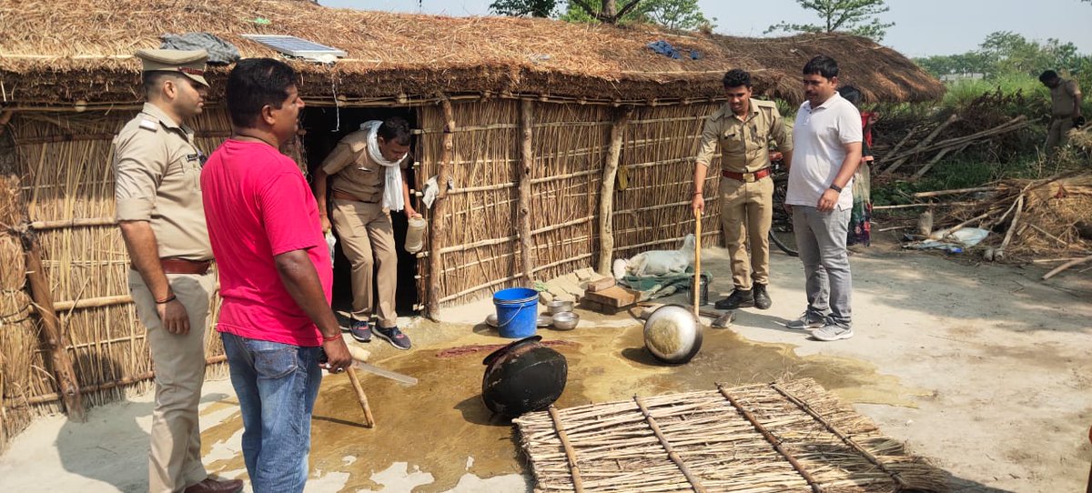 kushinagarpol's tweet photo. #SP_KSN @dhawalips के निर्देशन में आबकारी व थाना कसया की संयुक्त पुलिस टीम द्वारा कूड़वा दिलीप नगर राठौर टोला में दबिश के दौरान भारी मात्रा में लहन व अवैध कच्ची शराब बनाने के उपकरण किया गया नष्ट। #uppolice https://t.co/KZGJPrVStc