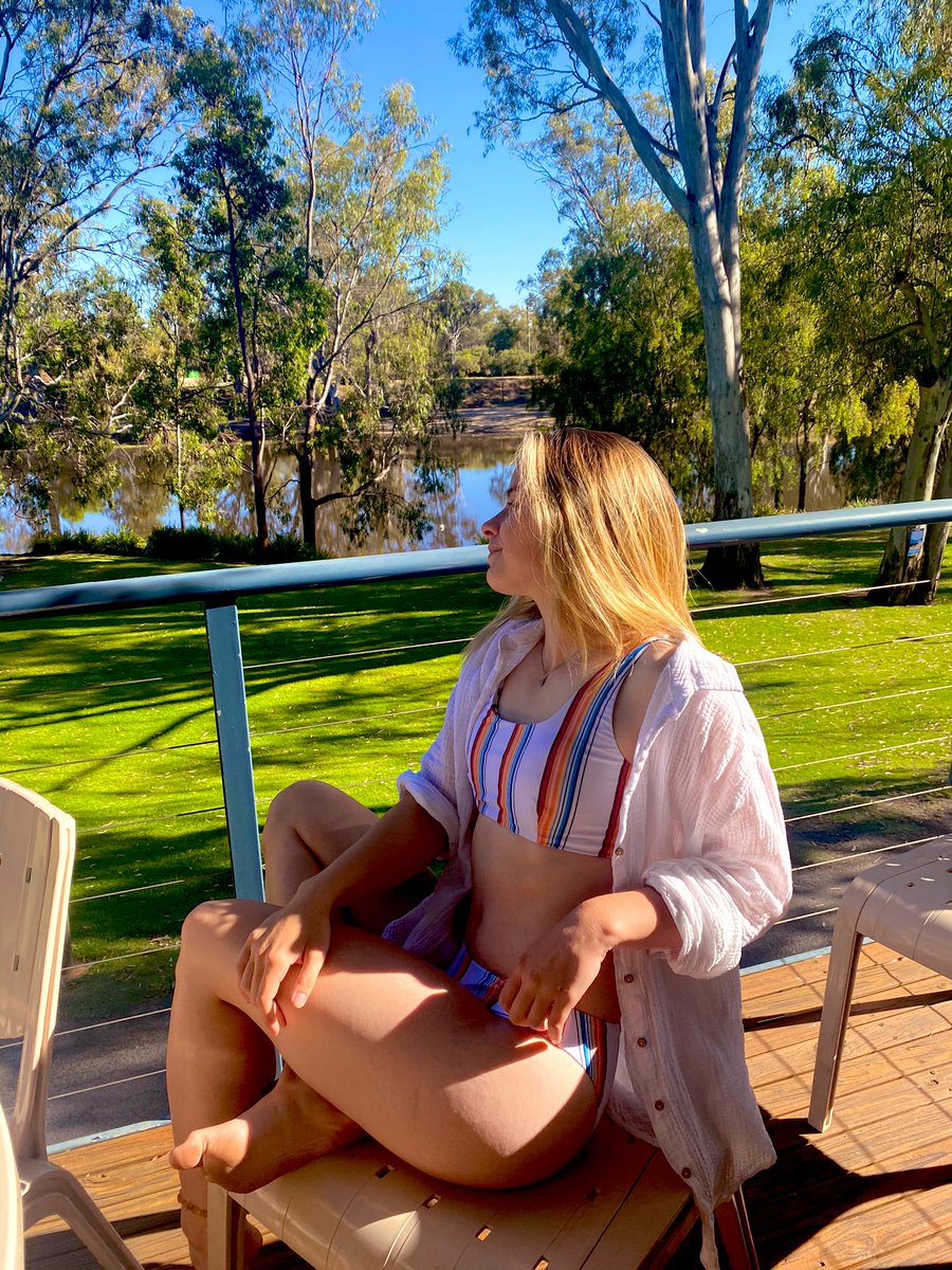 Taking the day off ☀️🙊

#WomenInNFTs #relaxing