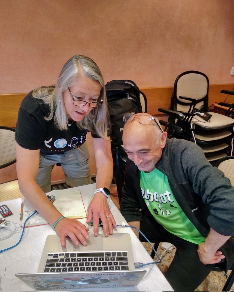 sara_arjona's tweet photo. A la Residència @faberllull segueixen passant coses! Diumenge la @kgiori va construir la seva primera llibreria per MicroBlocks! I així és com ahir li mostrava orgullosa (amb raó!) al @ToniMorenoRey
La màgia de portar a Olot #EdTechWomen! 😍😍😍 https://t.co/iej2fKx1pf