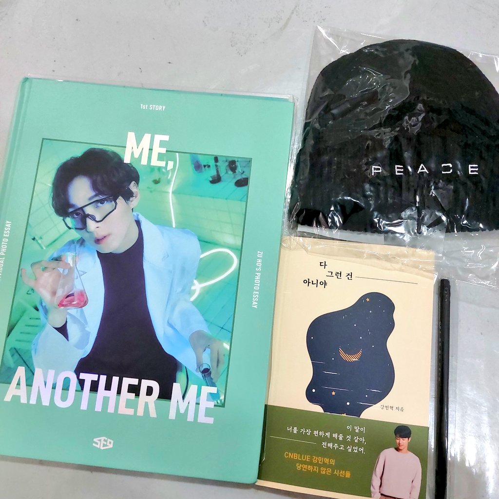 22MissK's tweet photo. Finally here!!!! 😍
P1H beanie, signed Zuho photoessay and signed Minhyuk book! 💗
Thank you so much as always @FNC_BLVDPH 💙 #BLVDFeedback https://t.co/OIqDBGlNmW