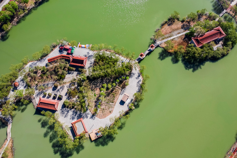 ExploreGansu's tweet photo. #FlyOverGansu Enjoy an aerial view of #Yueya🌙 Lake Park🏞️in Gaotai county, Zhangye city, #Gansu province, and see the endless greenery!🌳 #gogreen #CharmingGansu #GansuView https://t.co/FlA4E3TX1e