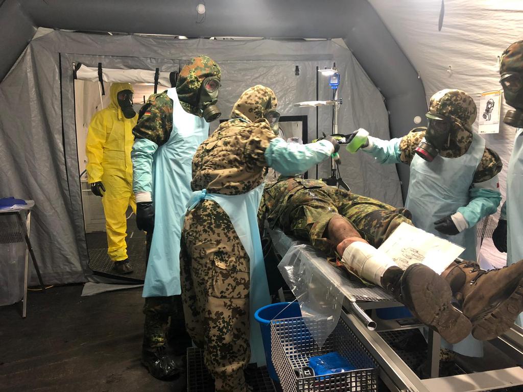 SanDstBw's tweet photo. Erfolgreiche #NRF-Zertifizierung der landgestützten Patientendekontaminationseinrichtung  #landgPatDekonEinr auf dem Übungsplatz Bergen. Das System kann bis zu 36 Patient|innen in 6 Stunden dekontaminieren. Für das Team gab's außerdem den #CommandersCoin. #StrongerTogether https://t.co/EjXTzUTiQi