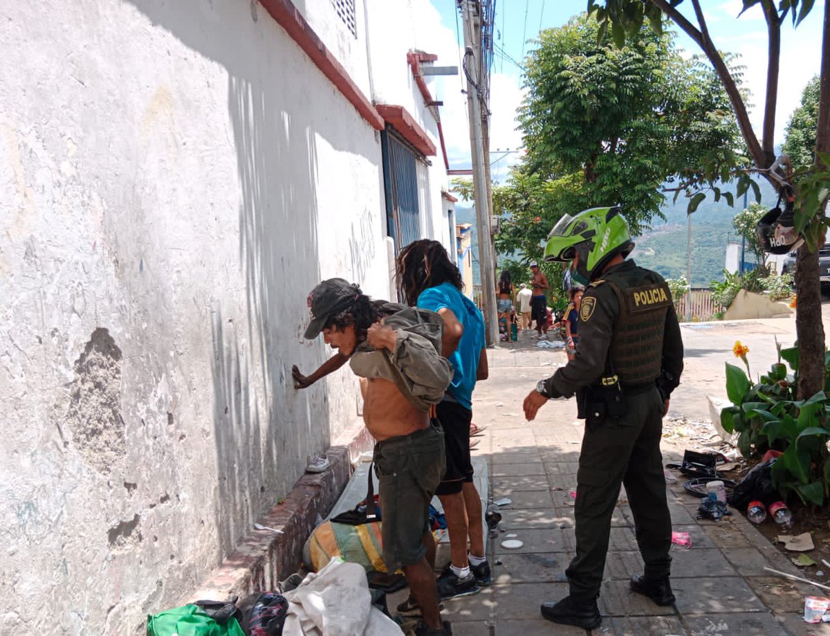 PoliciaBmanga's tweet photo. En puntos estratégicos de #BucaramangaMásSegura con #ProtecciónInfancia realizamos planes de registro, control y verificación de antecedentes. #PlanesExpress #ImplacablesContraElDelito https://t.co/cUn8ubGjDe