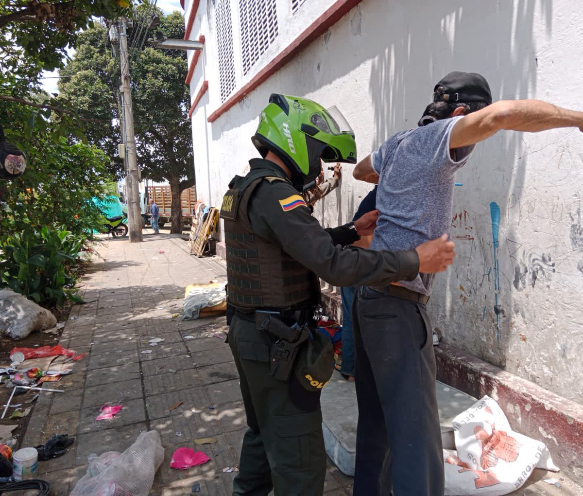 PoliciaBmanga's tweet photo. En puntos estratégicos de #BucaramangaMásSegura con #ProtecciónInfancia realizamos planes de registro, control y verificación de antecedentes. #PlanesExpress #ImplacablesContraElDelito https://t.co/cUn8ubGjDe
