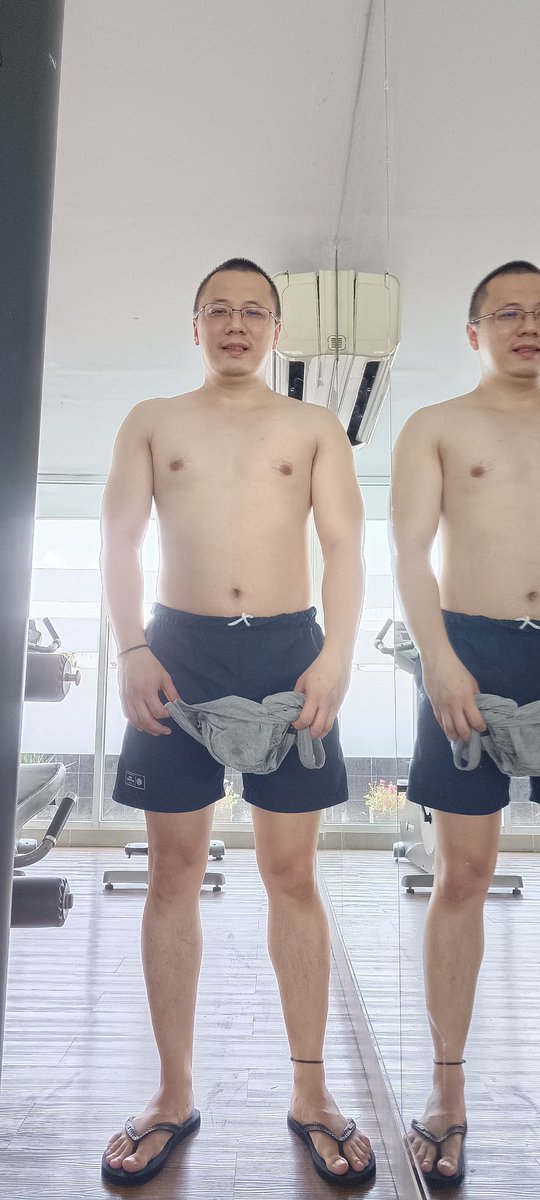 edwardjonesid's tweet photo. Nge gym gak perlu pakai sepatu. Shirtless dan bersandal jepit dah OK koq seperti bro @richardlnsasia 
. 
#gymtime #workout #shirtless #flipflops #teamsandaljepit https://t.co/vMgefJif2m