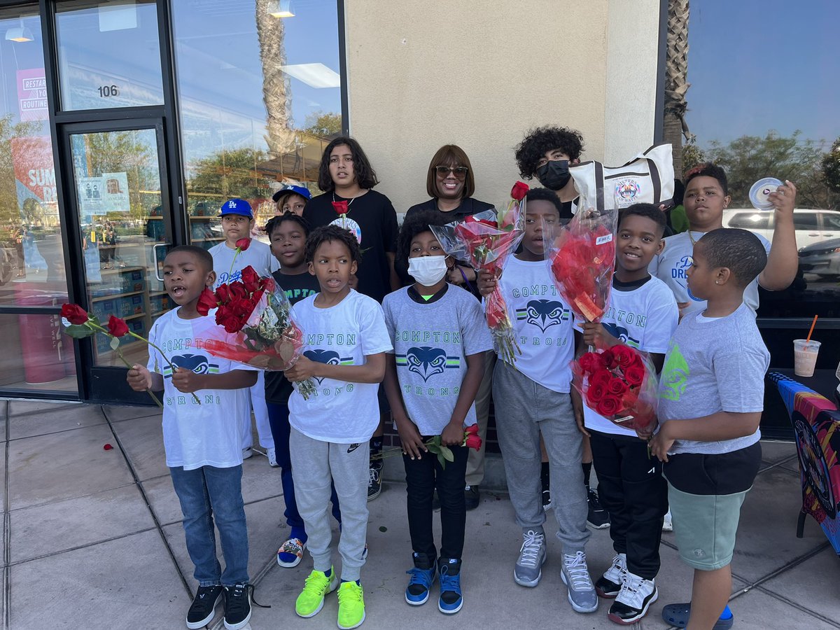 sistersofwatts's tweet photo. @sistersofwatts  and Compton Seahawks youth giving out Mother’s Day gifts and flowers Saturday. Thank you to our sponsor @ShelterPartner1 @Annenberg_FDN @GRoWAnnenberg @WattsLeaders https://t.co/cKpA85H7WX