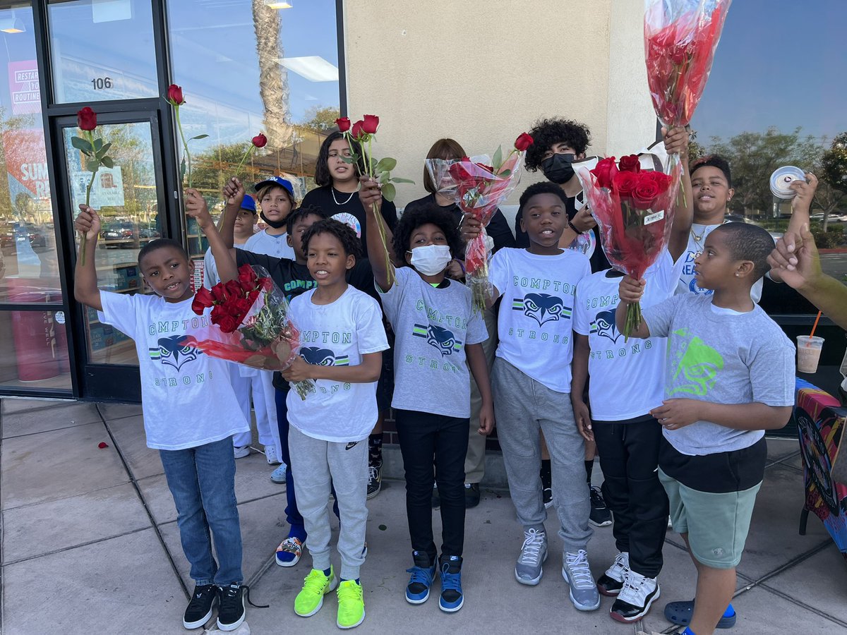 sistersofwatts's tweet photo. @sistersofwatts  and Compton Seahawks youth giving out Mother’s Day gifts and flowers Saturday. Thank you to our sponsor @ShelterPartner1 @Annenberg_FDN @GRoWAnnenberg @WattsLeaders https://t.co/cKpA85H7WX