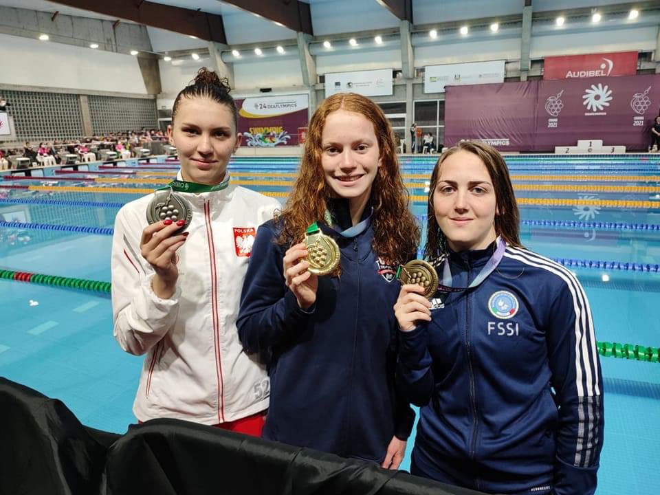 W niesamowitym stylu obronił tytuł Mistrza Olimpijskiego z 2017r. Konrad Powroźnik na dystansie 200m motylkiem‼️i zdobył 🥇 złoto. Wicemistrzynią Olimpijską 🥈w pływaniu na 400m stylem dowolnym została Julia Dragan. Ogromne brawa, cała Polską jest dumna. To razem 30 medali♥️😍