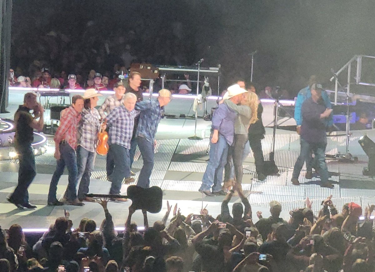 sepitzer's tweet photo. @garthbrooks been a fan since I was a small child. A night with my amazing husband, so many of your songs speak to our lives as well, having been through cancer the dance filled my eyes with tears as we held each other &amp; remain thankful we are still in our dance of life together! https://t.co/bcNGPIogQf