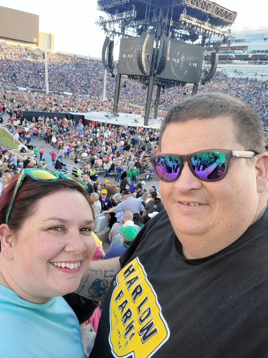 sepitzer's tweet photo. @garthbrooks been a fan since I was a small child. A night with my amazing husband, so many of your songs speak to our lives as well, having been through cancer the dance filled my eyes with tears as we held each other &amp; remain thankful we are still in our dance of life together! https://t.co/bcNGPIogQf