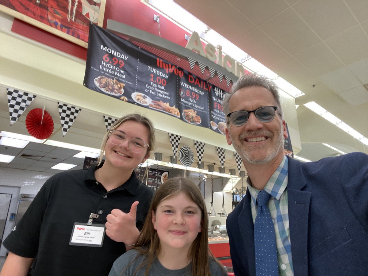 RetiredSupt_DK's tweet photo. Sometimes I feel like the local @HyVee  is an extension of LC. I always run into awesome students who appear to run the place! Makes my grocery shopping experience even better! Yes, of course we can take a selfie in HyVee! @LewisCentralCSD https://t.co/mUKFXTIqR2