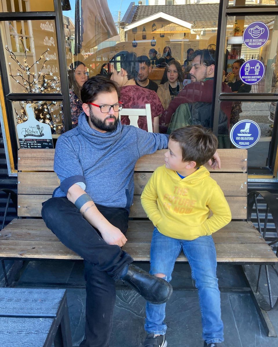 _magallanico's tweet photo. Esta foto la subió mi compadre @andromimica, aparece su hijo (nieto del gran @VladimiroMimica) conversando con el Pdte @gabrielboric en una banquita del centro de Punta Arenas. 

Si usted ve un Presidente que escucha genuinamente a los niños y niñas, apoye a ese Presidente! https://t.co/r9t5xmcBPC