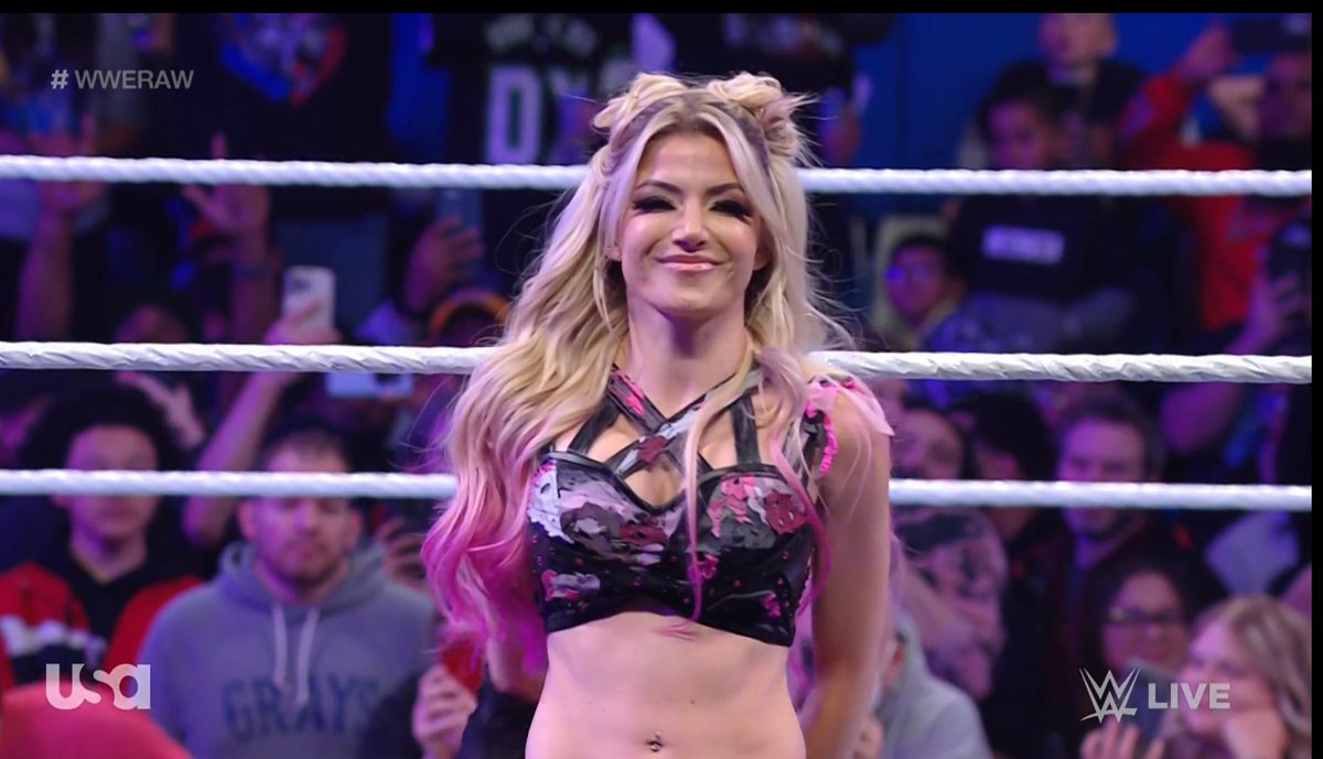 _denisesalcedo's tweet photo. ALEXA BLISS ALWAYS LOOKS SOOO GOOD!!! SHE LOOKS STUNNING! #WWERAW https://t.co/Ome2yk3AiX
