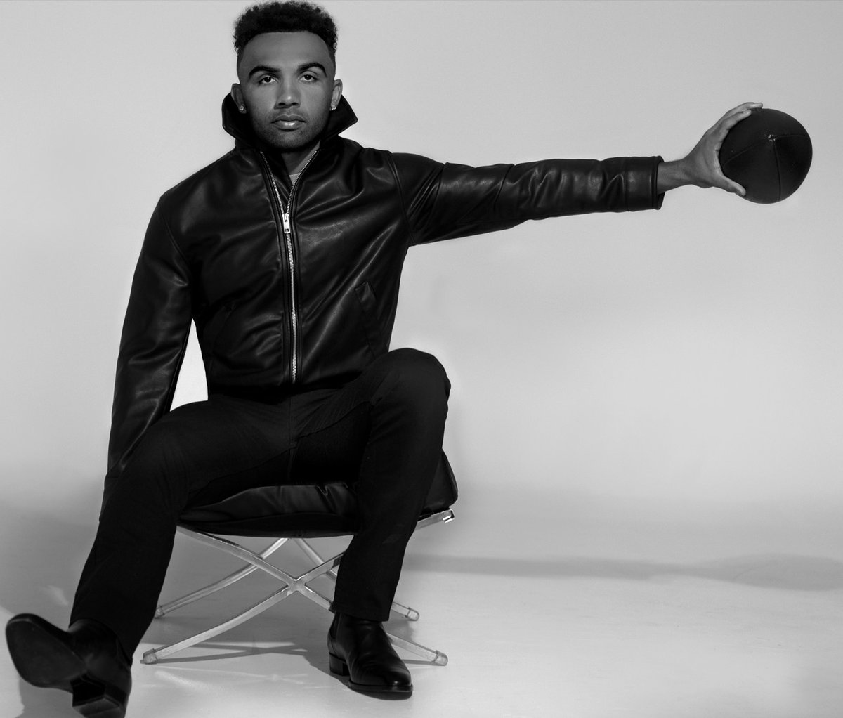jaliadp's tweet photo. Check out this month's issue of @nowvizmag featuring NFL Jaguars  Wide Receiver @ckirk
Photography by @andreameadcross
Wardrobe Styling by Kelley
Men's Grooming by me
🙏🏼
#makeupmonday #beautypro #hairandmakeupartist #mensgrooming #sessionstylist https://t.co/ko6v5sXPNx