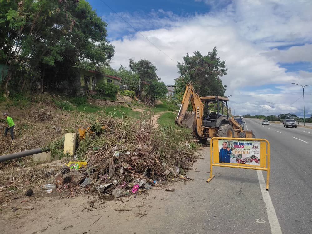 LuisJonasReyes's tweet photo. Siguen nuestros equipos activos y desplegados en la limpieza de bucos y quebradas en el marco del plan preventivo ante la llegada de las lluvias. Estamos trabajando sin descanso y alertas. https://t.co/B9Pq6FySF6