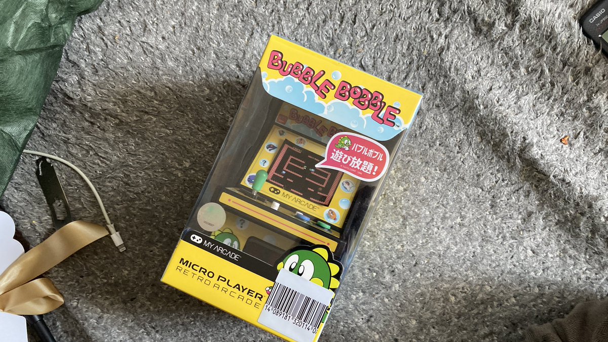 OkaasanGame2011's tweet photo. 今年の妹さんからの誕プレ。さすが分かってんじゃん。
中身はNESだけど。

#taito #bubblebobble #microplayer https://t.co/9ucCCAmwRV