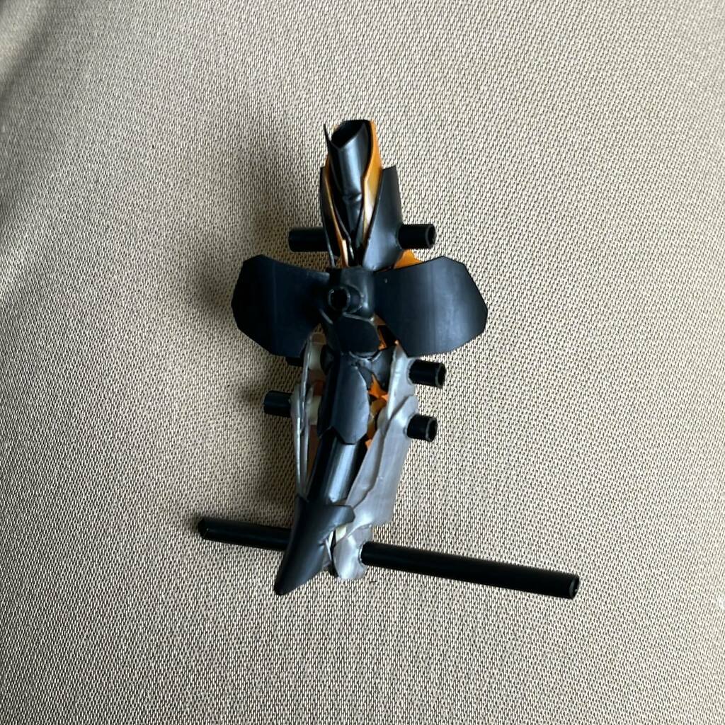 straw_hirata's tweet photo. フィギュアを作るときは、関節部を動かせるようにする為に色々な工夫が必要になる。
ここが頭の使い所…

上手く行くと気持ち良いんだけど。

#ストローアート #ストロー #ストローアートヒラタ https://t.co/JONpwgAOeM
