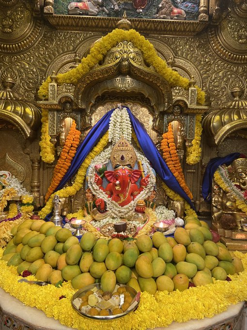 News18Guj's tweet photo. મુંબઈ સિદ્ધી વિનાયક મંદિરના દર્શન https://t.co/KYWO1HmUaC