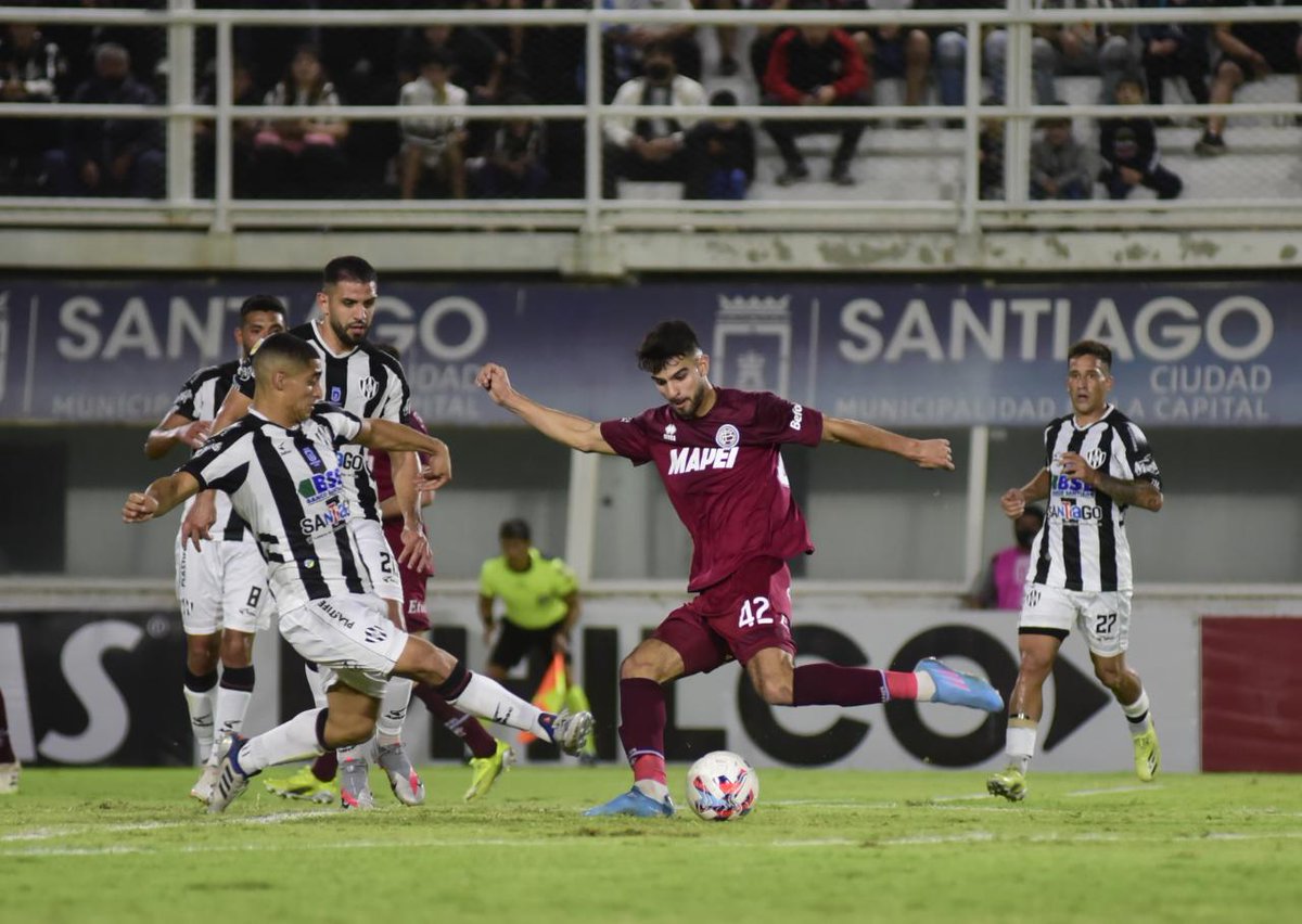 CadenaGranate's tweet photo. EMPATE EN SANTIAGO DEL ESTERO

Tras ir perdiendo por 3-1 en el primer tiempo, #Lanús igualó el partido en la segunda parte 3-3 con @cacc_sde en #SantiagoDelEstero por la última fecha del campeonato. Ignacio #Malcorra, Diego #Braghieri y José #López fueron los autores de los goles https://t.co/gahtuM7Nl4