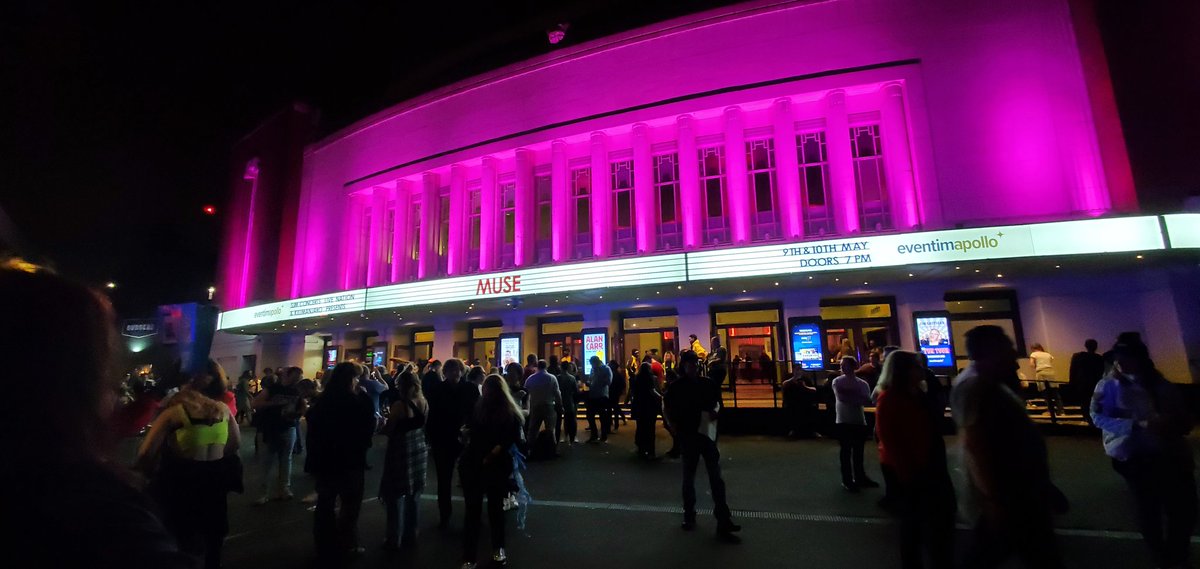 siberwolf's tweet photo. A good first night at the Apollo! Thanks for your patience, Matt. ❤ @museband #museapollo https://t.co/0iENZerdOd