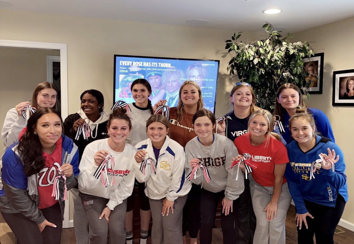 layfield_madge's tweet photo. Had a amazing article written today link below. So happy to be showing support w many other teams. ready for game day with our new accessories! ❤️🤍💙 @CapeSportsNews @nicolethomas110 https://t.co/fyM1tuDEjB https://t.co/STGffEet9R