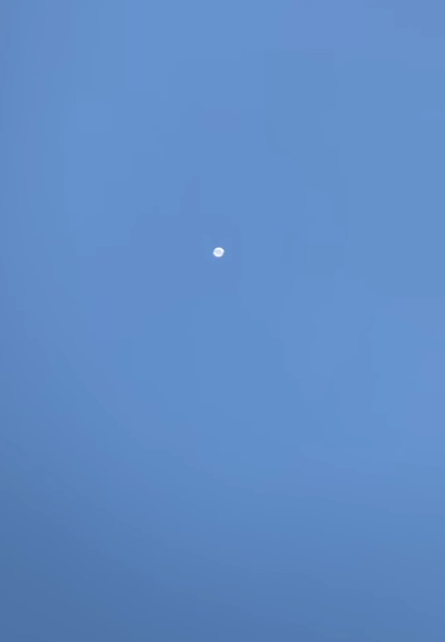 stratoballoon's tweet photo. Video footage of the moon, a passing by jet and @RavenAerostar #Thunderhead #HBAL593 obtained this afternoon in North Carolina by Brandon Turner.
https://t.co/hxt0GhCbgJ https://t.co/95VXOXBvHK
