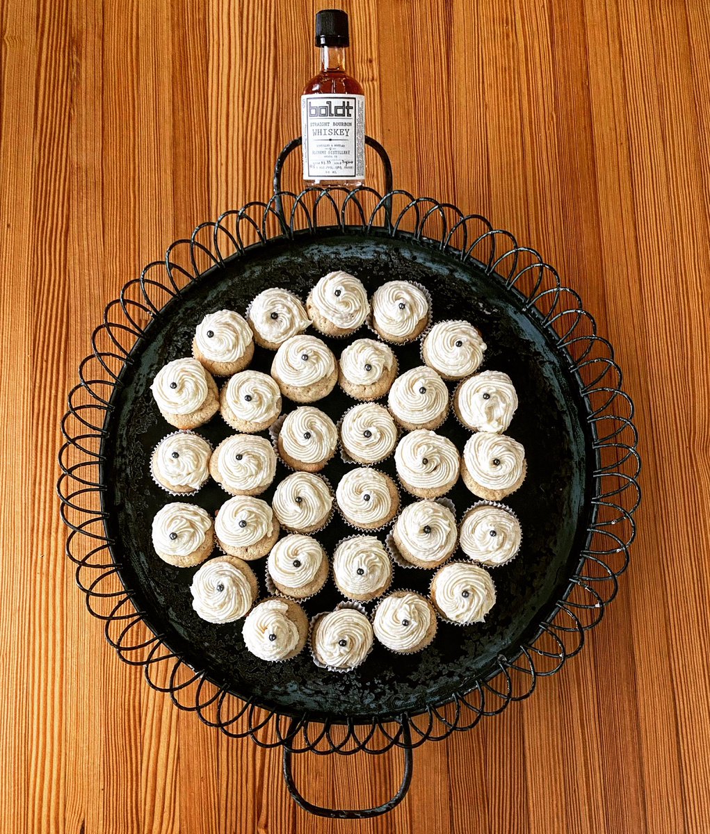 Alchemydist's tweet photo. Bourbon infused cupcakes with Bourbon buttercream.
#cookingwithbooze https://t.co/Fs201BJB1V