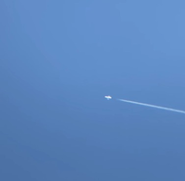 stratoballoon's tweet photo. Video footage of the moon, a passing by jet and @RavenAerostar #Thunderhead #HBAL593 obtained this afternoon in North Carolina by Brandon Turner.
https://t.co/hxt0GhCbgJ https://t.co/95VXOXBvHK