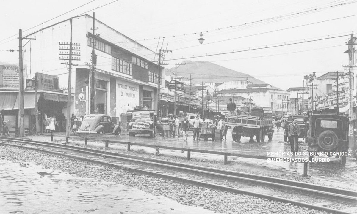 RioSuburbio's tweet photo. Madureira (Magno) - 1961

Naquela época, ainda não havia passarela para travessia na linha férrea e o Mercado de Madureira ainda era no prédio que hoje é a quadra da @gresimperio Império Serrano. 

Curta @RioSuburbio 
Acervo: O Globo.

#Rio #Madureira #Trem #Pesquisa #Rioantigo https://t.co/pgLrSOUFTt