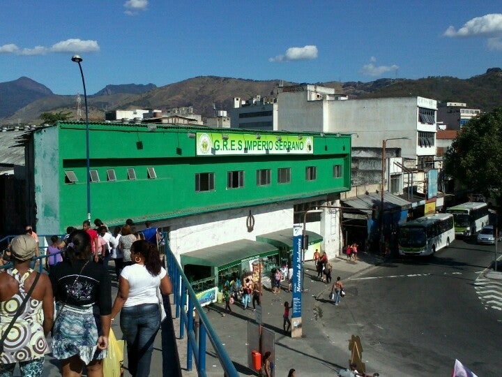 RioSuburbio's tweet photo. Madureira (Magno) - 1961

Naquela época, ainda não havia passarela para travessia na linha férrea e o Mercado de Madureira ainda era no prédio que hoje é a quadra da @gresimperio Império Serrano. 

Curta @RioSuburbio 
Acervo: O Globo.

#Rio #Madureira #Trem #Pesquisa #Rioantigo https://t.co/pgLrSOUFTt