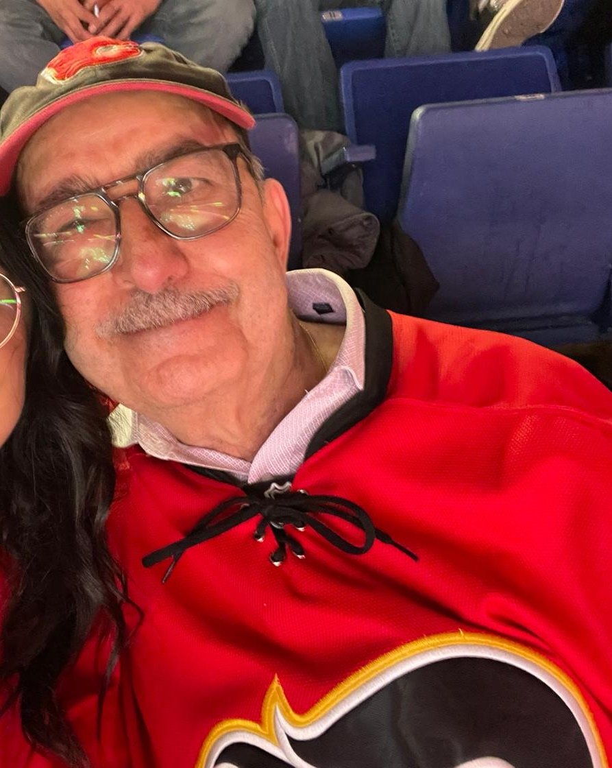 BabaShlah's tweet photo. Hi guys
Hoping the flames will win again tonight here is me against Dallas a few weeks ago and the flames win that game may be they need me at the game again to win https://t.co/hXvr9Qlctx