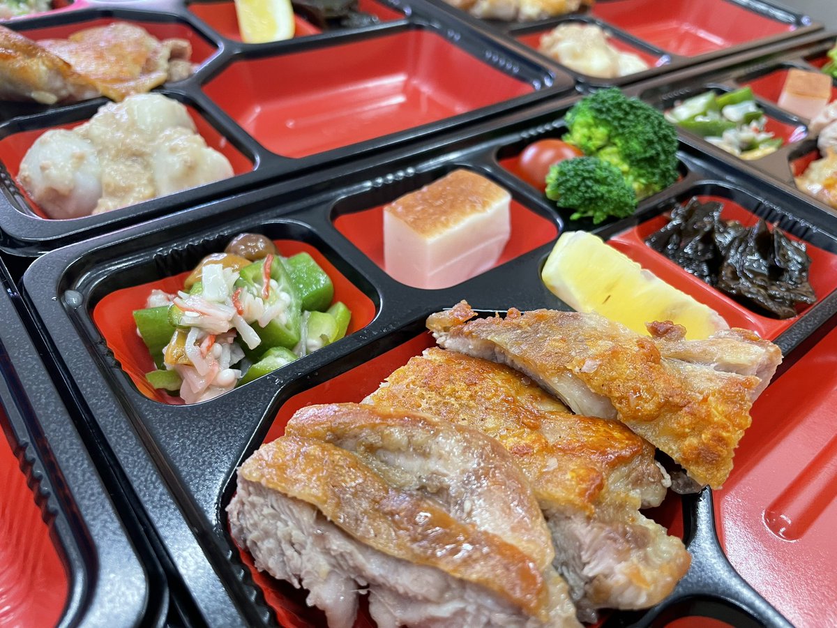 nanairobento's tweet photo. 本日の��山どり弁当はステーキです！
皮がいい色に仕上がりました♩
ご飯はその場でお入れします。
大盛り無料ですよ⭐︎
#なないろ弁当　#大山どり弁当
#海鮮丼　#中トロ　#岡山 https://t.co/oXRbS49eXB