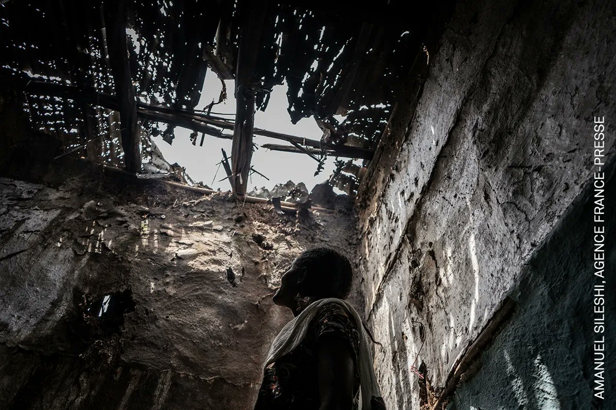 Photo of the Day | Abeba Tseganeh indicates the roof of her house, allegedly attacked by pro-Tigray fighters in the village of Zarima, Ethiopia. 'Searching for Peace Amidst Chaos' by <a href="/amanuel_sileshi/">Amanuel Sileshi</a> was chosen as a #WPPh2022 Contest Honorable Mention: bit.ly/3OUZSj9