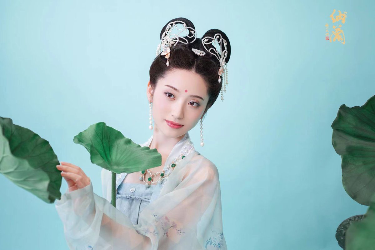 AmazingHanfu's tweet photo. 小仙女造型 · Little Fairy Look, with thin makeup, peacock green eye shadow, lavender blush and rose lips, just like a dewdrop on the lotus in summer afternoon.
#beauty #look #makeup #fairylook #thinmakeup #peacockgreen #eyeshadow #lavender #blush #roselips #centrepartinghairstyle https://t.co/hA5REVvuif