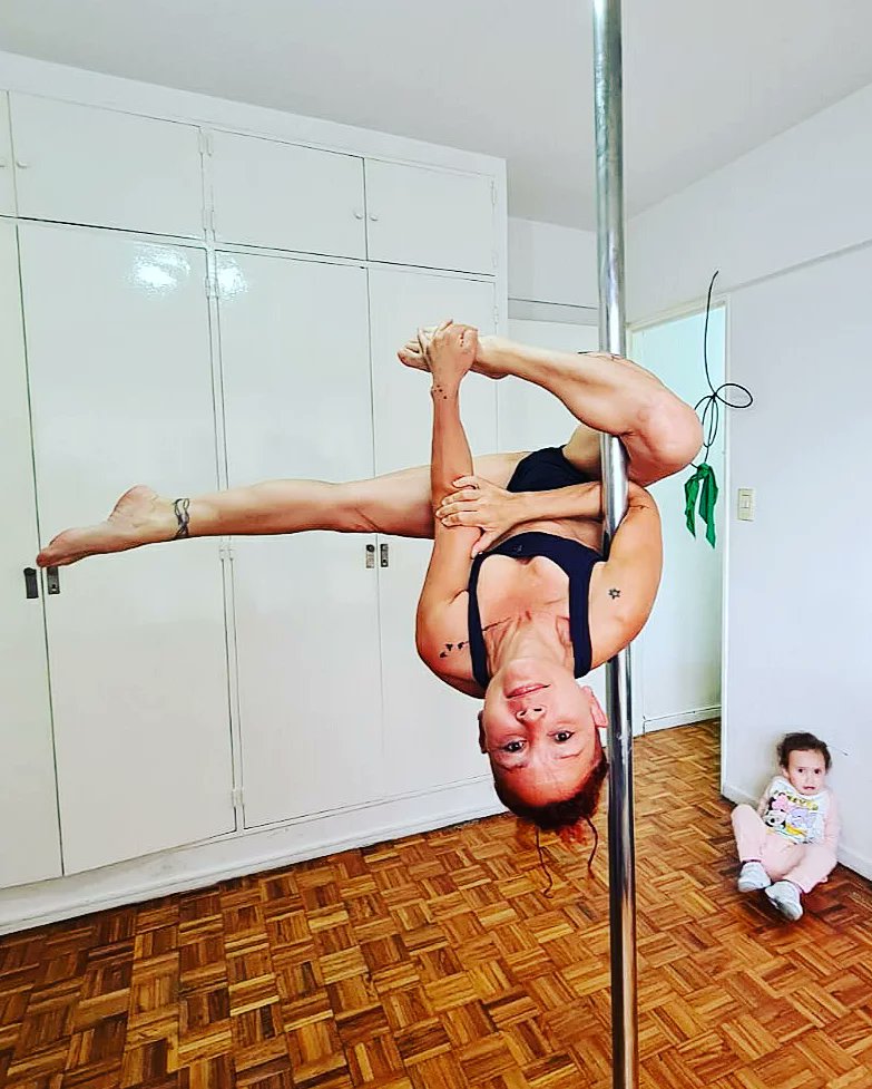 brenditanin's tweet photo. 🎶Smile like you mean it🎶...
Los #LunesMornings me dedico a traumar niñis... en fin #Juani: #LaResignación 🤭🤷♀️🤣 #PD #PoleDance #TrainingHard #Always @entrenamientospoleyflex #PoleShape #PoleSport #PoleLove 💪😎❤🔥🤘 https://t.co/yfNwi4w1LE