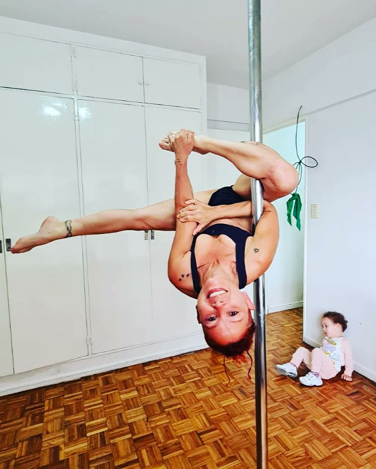 brenditanin's tweet photo. 🎶Smile like you mean it🎶...
Los #LunesMornings me dedico a traumar niñis... en fin #Juani: #LaResignación 🤭🤷♀️🤣 #PD #PoleDance #TrainingHard #Always @entrenamientospoleyflex #PoleShape #PoleSport #PoleLove 💪😎❤🔥🤘 https://t.co/yfNwi4w1LE